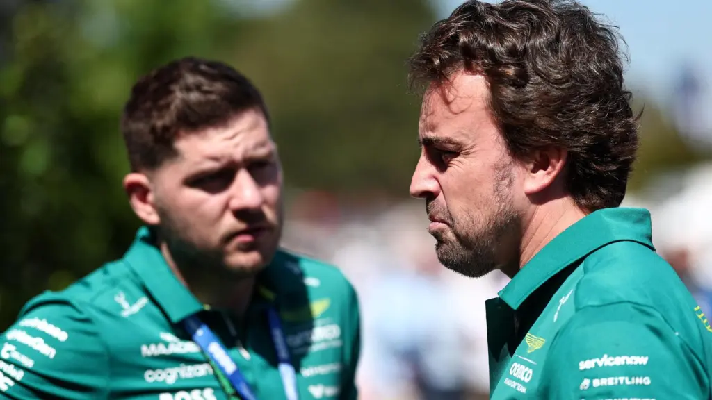 Fernando Alonso, junto con un ingeniero de Aston Martin en Australia.