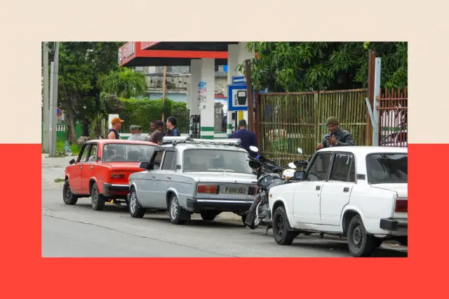 Vehículos esperan en fila para repostar en una gasolinera de La Habana.
