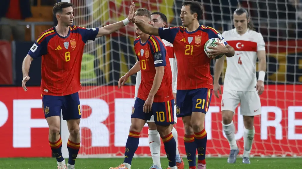 Oyarzabal y Fabián celebran un gol contra Turquía.