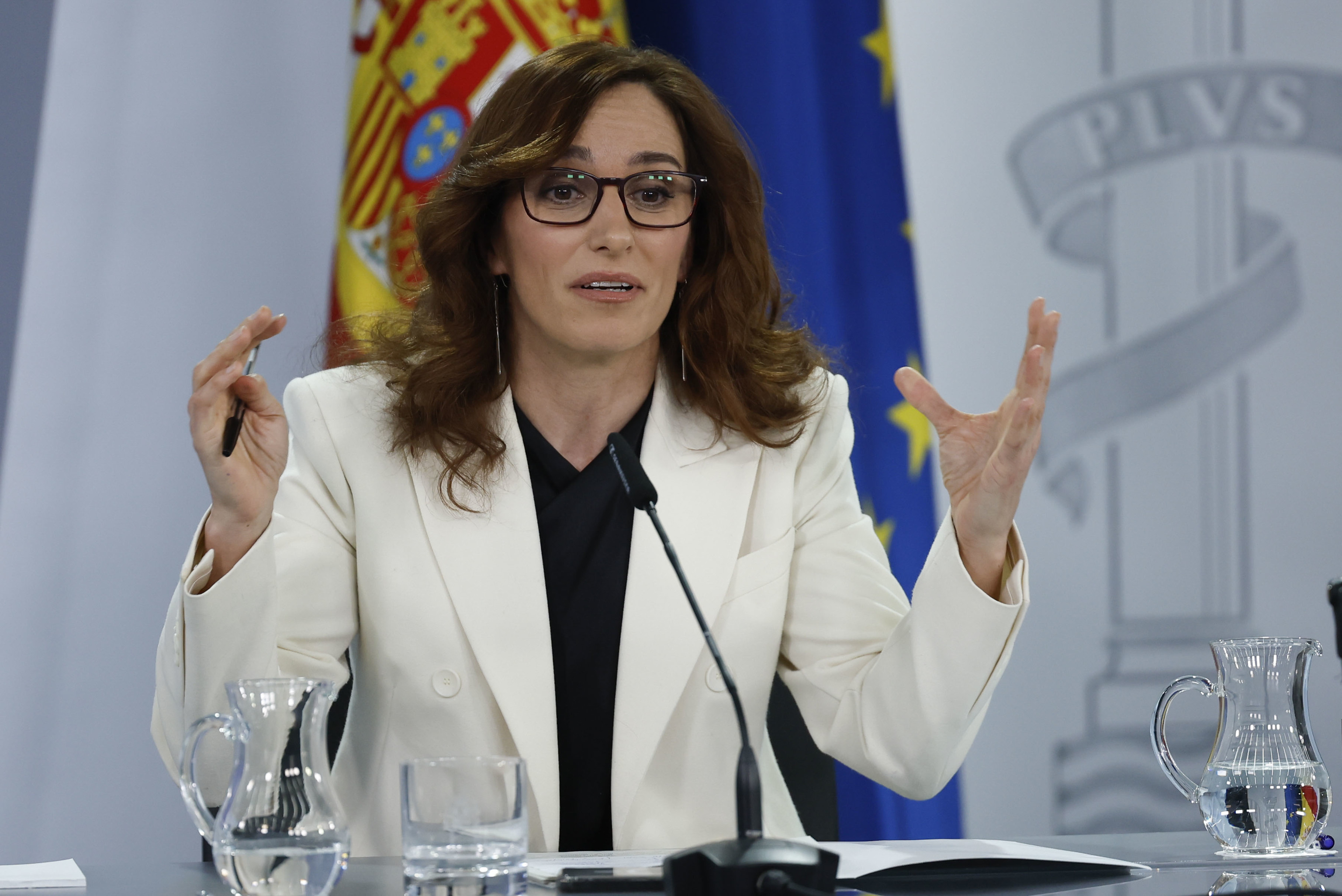 La ministra de Sanidad, Mónica García, tras un Consejo de Ministros en abril de 2025.