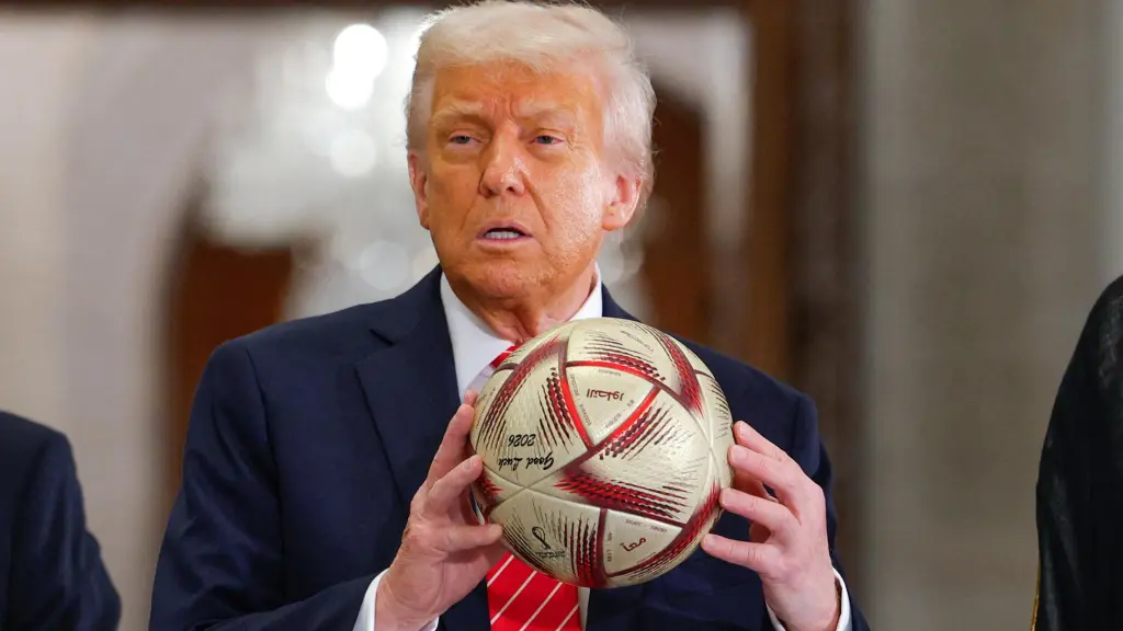 El presidente de EEUU, Donald Trump, con el balón del Mundial de fútbol de 2026