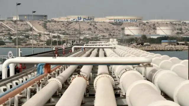 Oleoductos y contenedores de petróleo en la isla de Jark