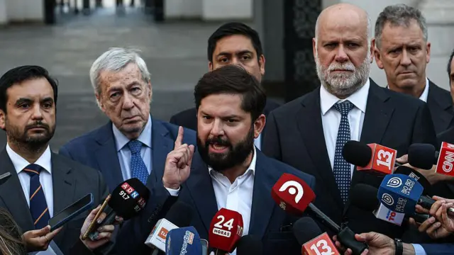 El presidente de Chile, Gabriel Boric, hablando con la prensa en el Palacio de La Moneda. 