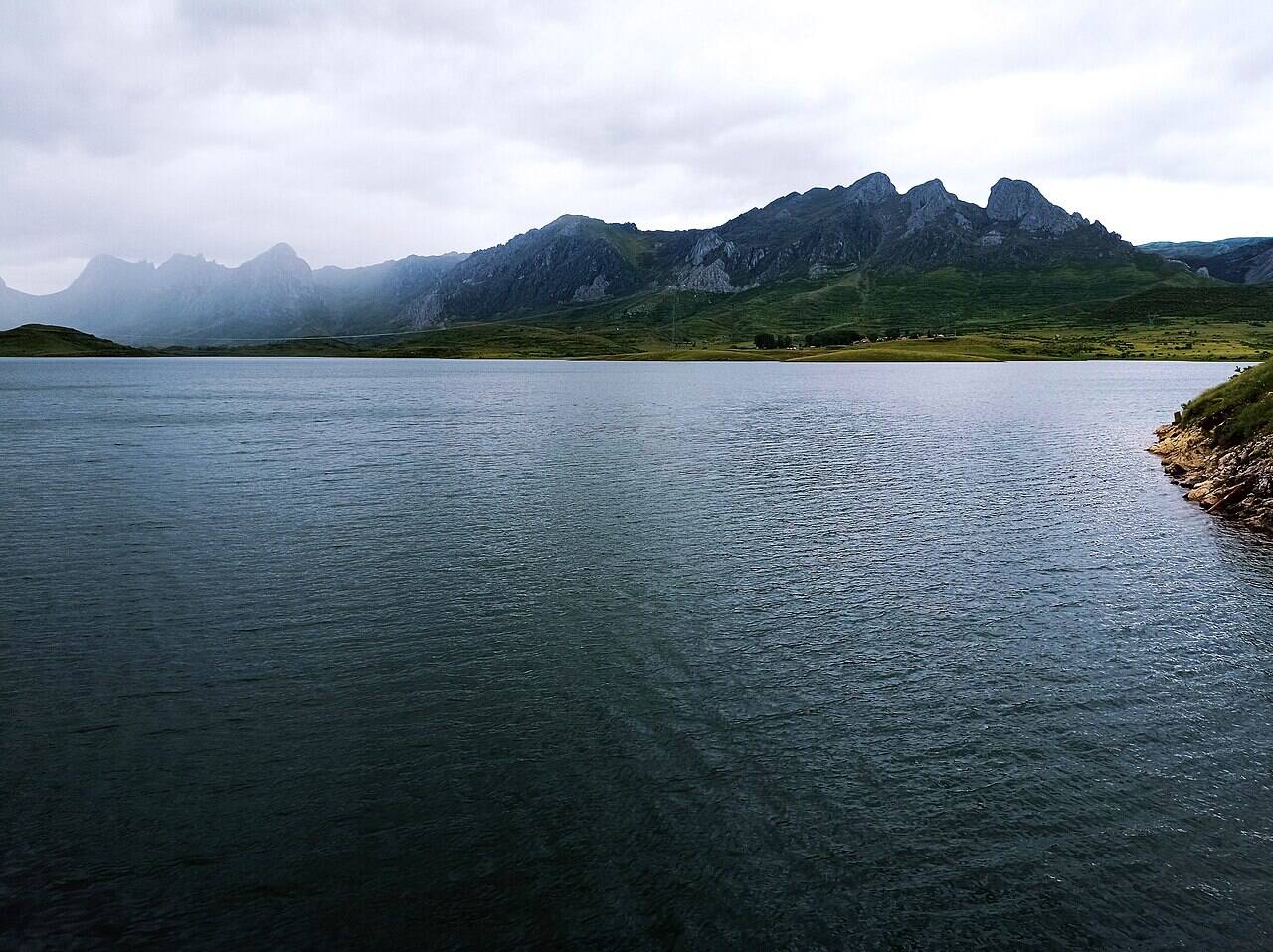 Foto: El precioso embalse que tienes que recorrer en Castilla y León antes de que acabe el invierno. (Wikipedia/Laurysilva00)