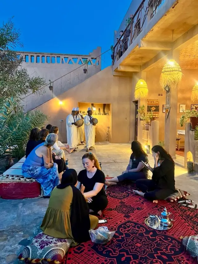 Mujeres compartiendo en el hogar base de Marruecos