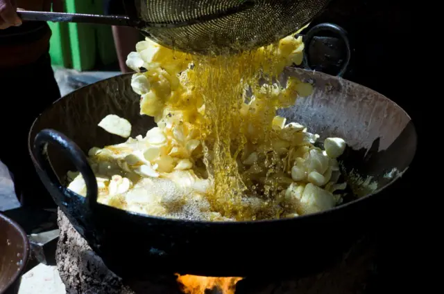 Comida india cocinándose al fuego
