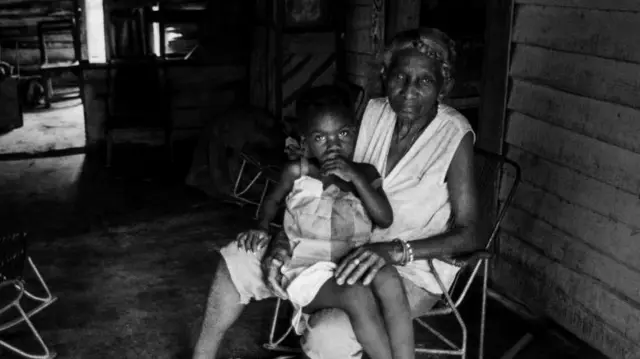 Una abuela con su nieta en un bohío en la provincia de Cienfuegos en 1994.