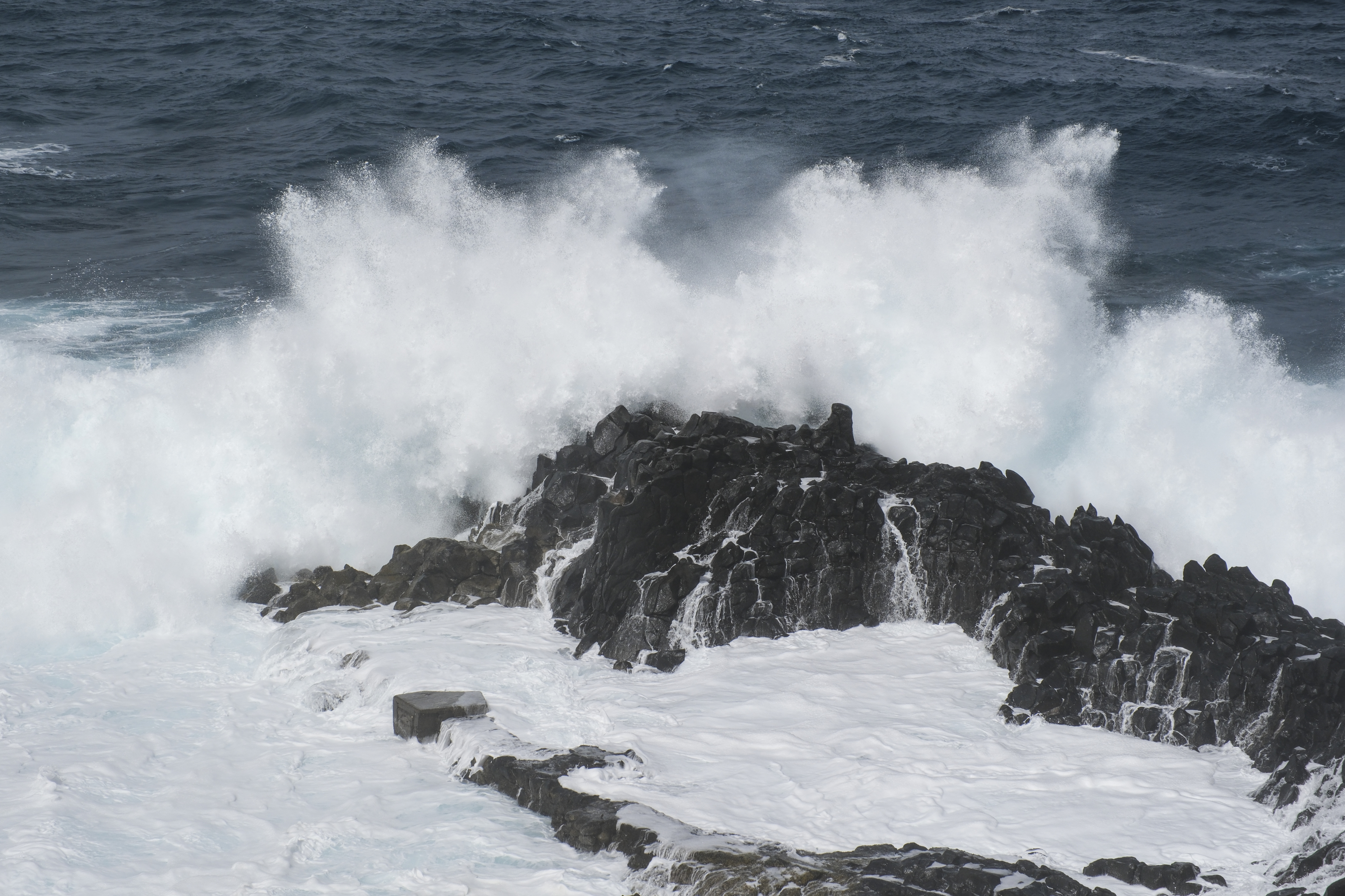 El fuerte oleaje golpea este viernes la localidad de La Barranquera en Tenerife.