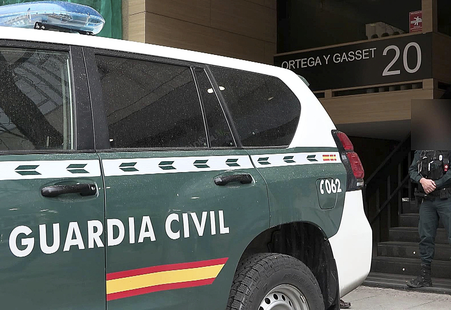Un miembro de la Guardia Civil monta guardia durante el registro de la sede de Forestalia en Madrid.