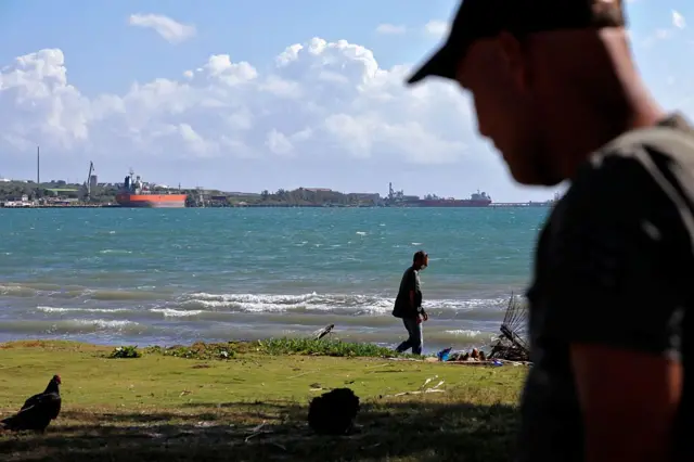 Cubanos frente a la terminal de Matanzas