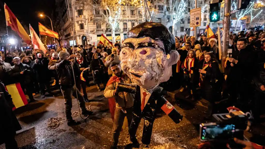 Piñata caracterizada de Pedro Sánchez en la Nochevieja de 2023 en Ferraz.