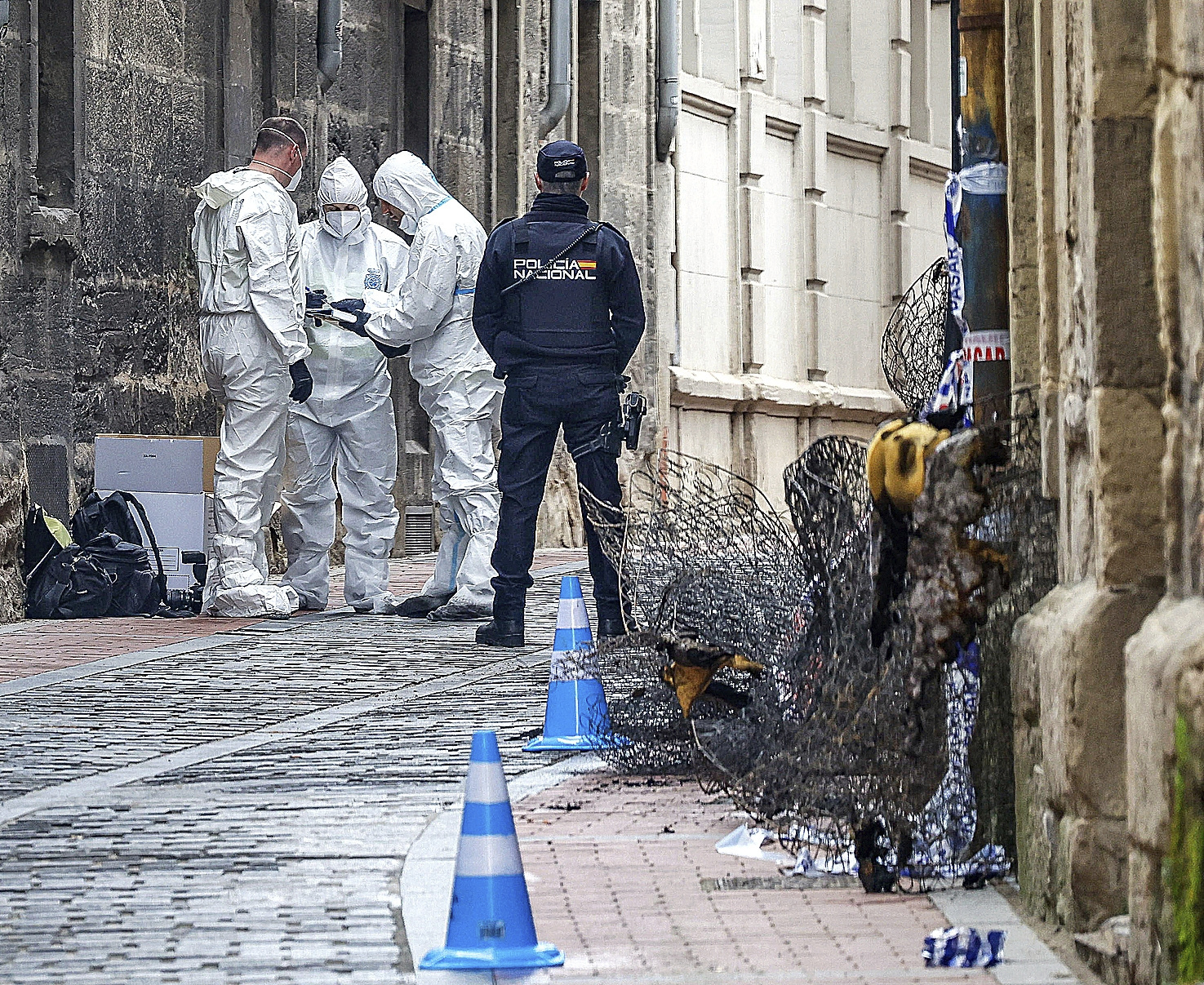 Agentes de la Policía Nacional en las inmediaciones del edificio donde se produjo el incendio en Miranda de Ebro (Burgos).