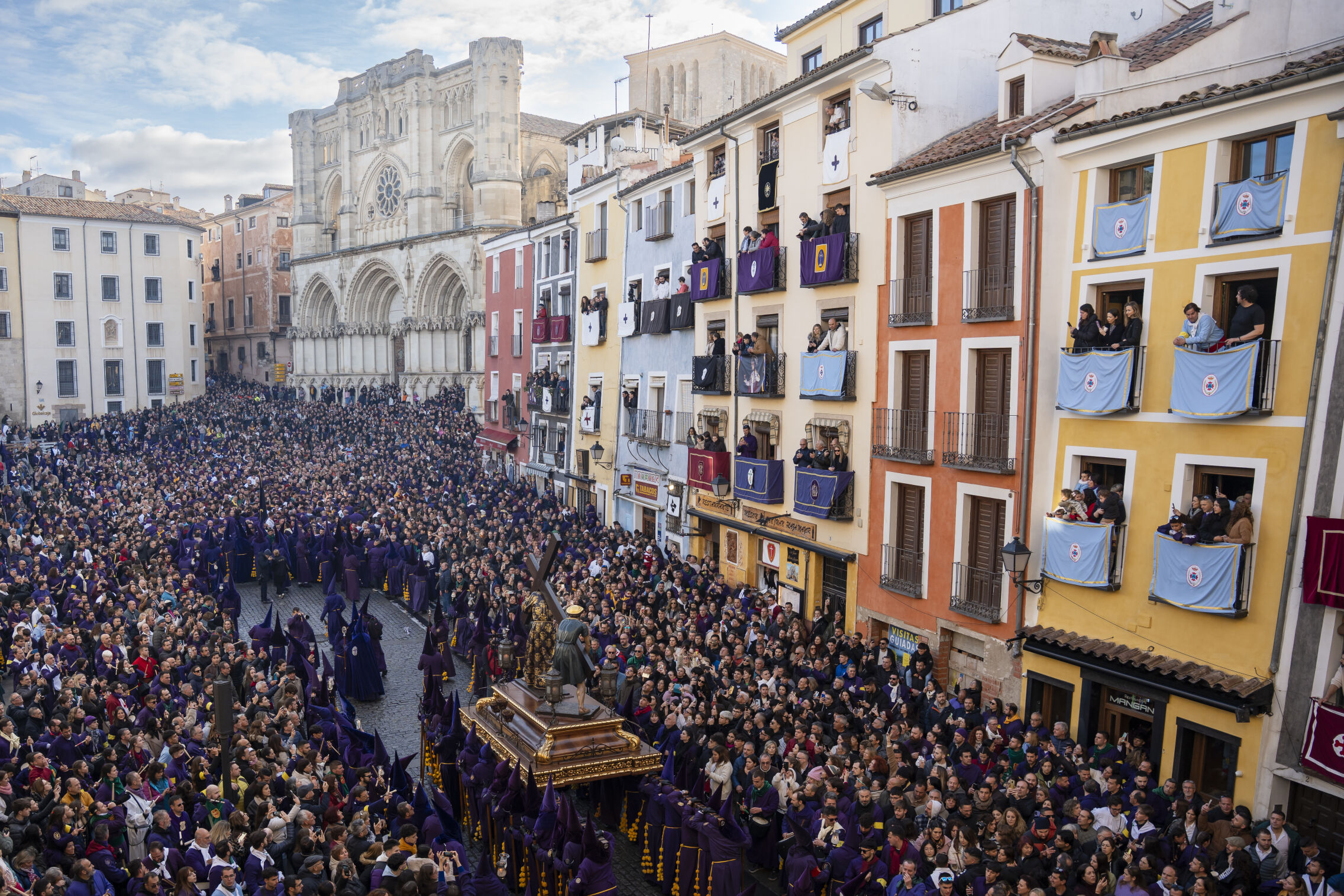 Decenas de personas durante la procesión del Calvario el Viernes Santo en Cuenca (Lola Pineda / Europa Press, 18/04/2025)