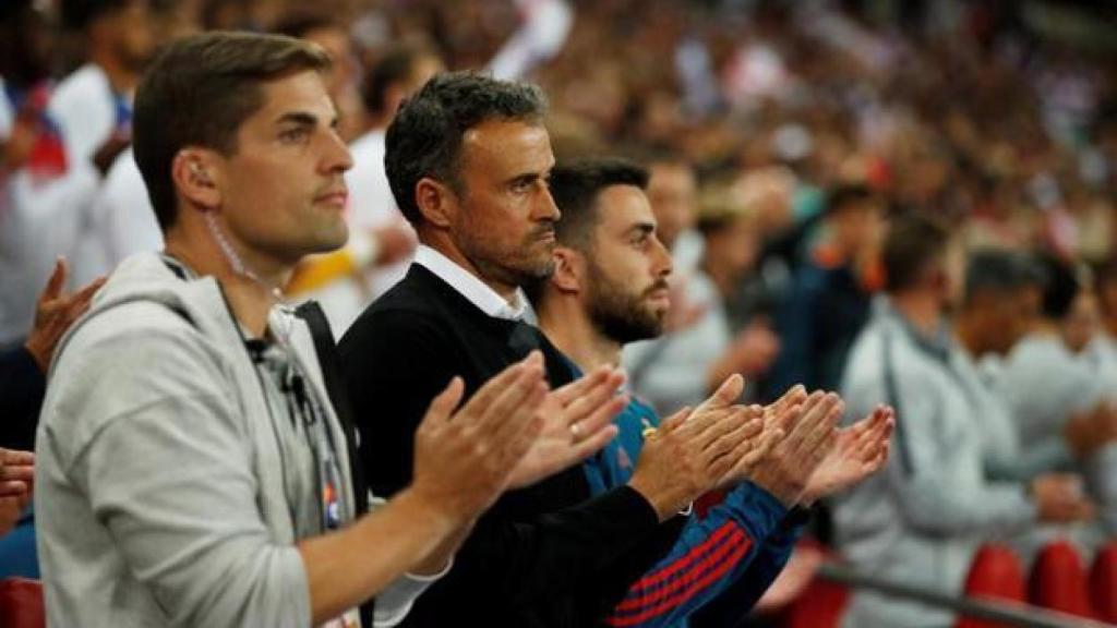 Robert Moreno y Luis Enrique en el banquillo de la Selección.