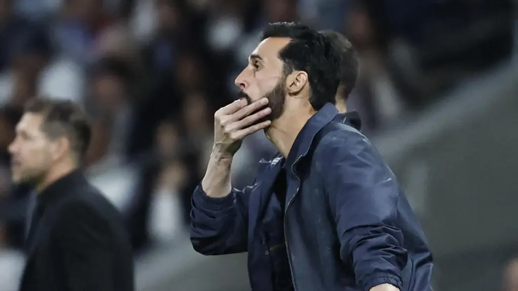 Arbeloa da instrucciones a sus jugadores.