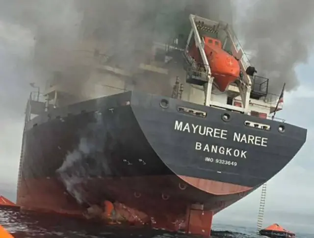 Una foto de la Mayuree Naree envuelta en humo.