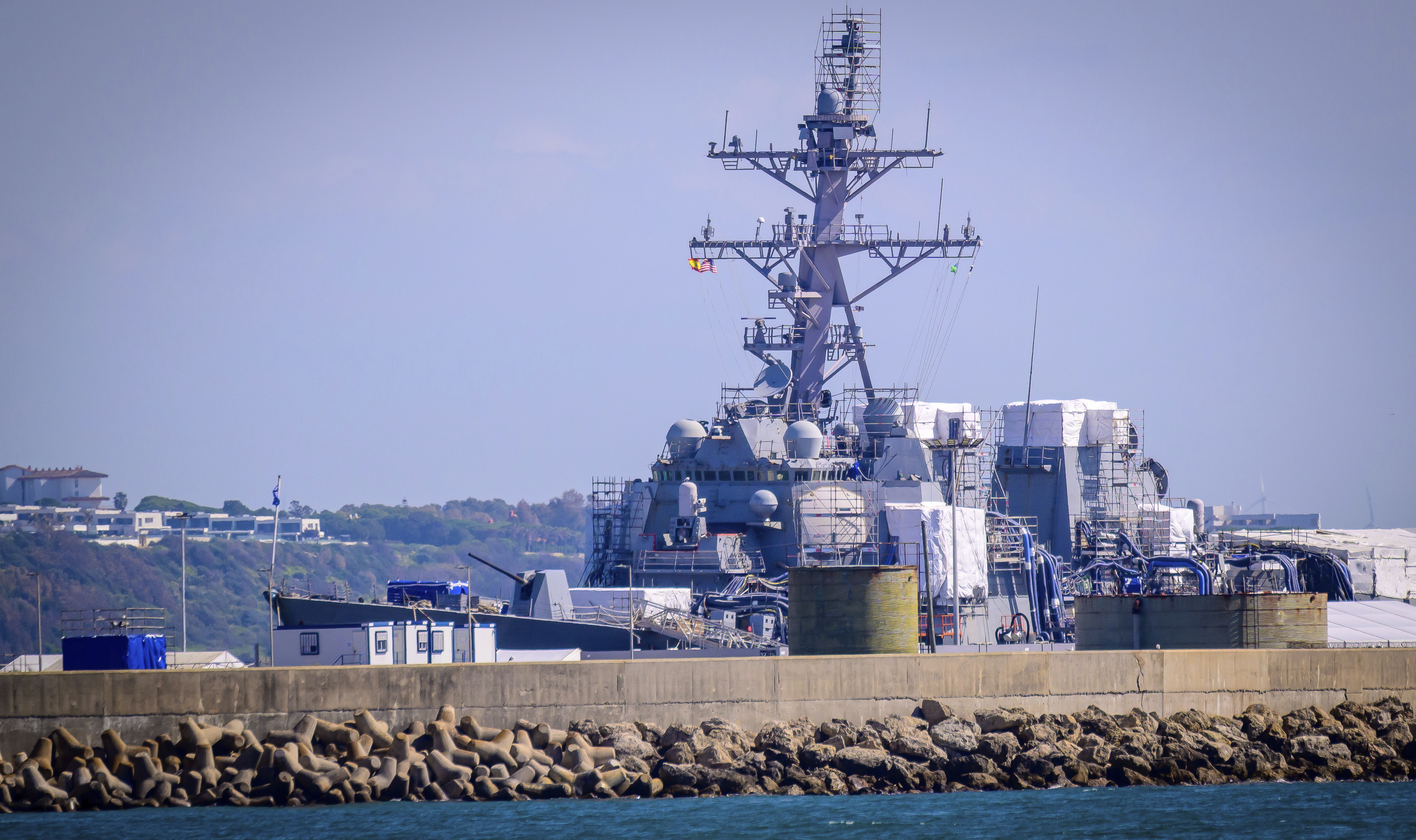 Un buque estadounidense en la base naval de Rota.