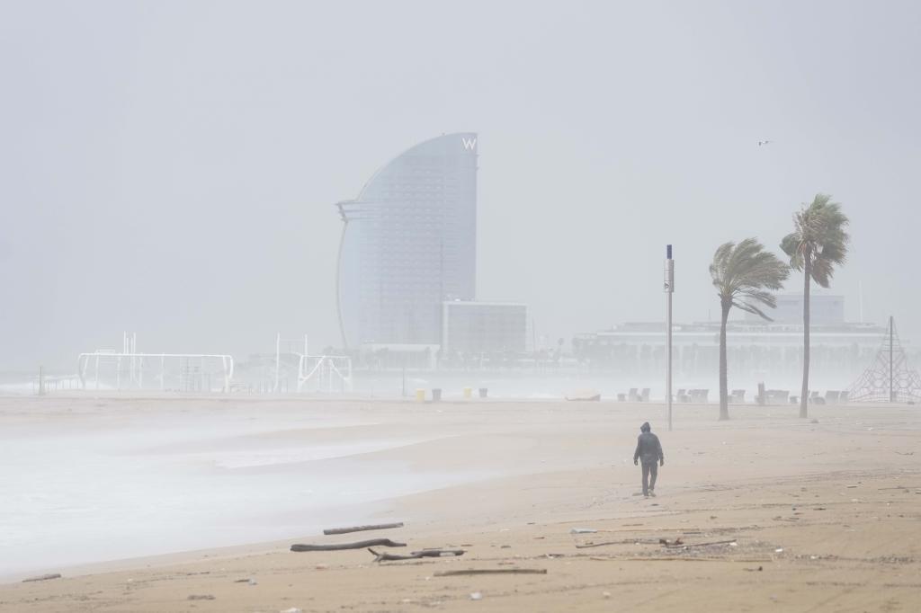 Un día de fuertes lluvias en Barcelona.