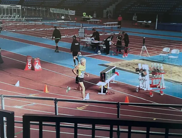 Juan corriendo en una pista cerrada