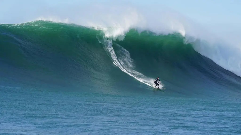 Natxo González surfea en Mavericks.