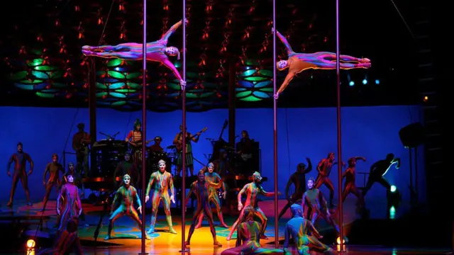 Acróbatas actúan como parte del espectáculo Saltimbanco del Cirque Du Soleil en Ahoy el 10 de diciembre de 2009 en Róterdam, Países Bajos.