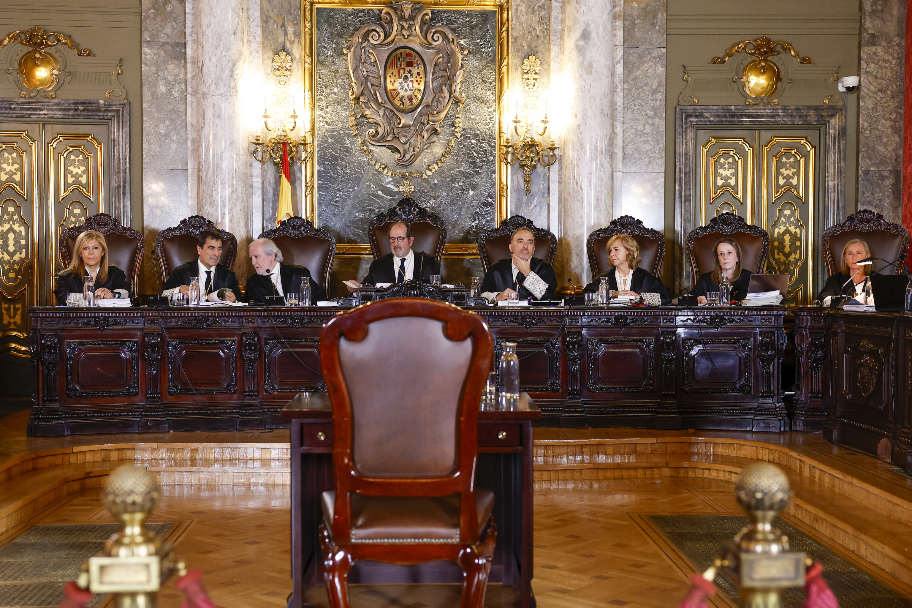 Magistrados de la Sala de lo Penal que preside el juez Martínez Arrieta, en el centro del tribunal.