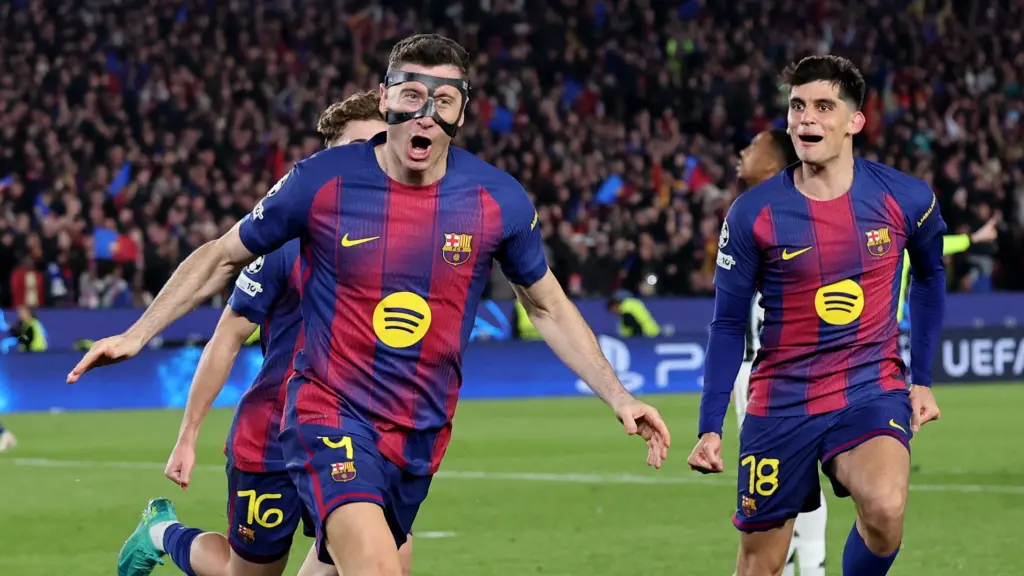 Lewandowski celebra uno de sus goles contra el Newcastle.