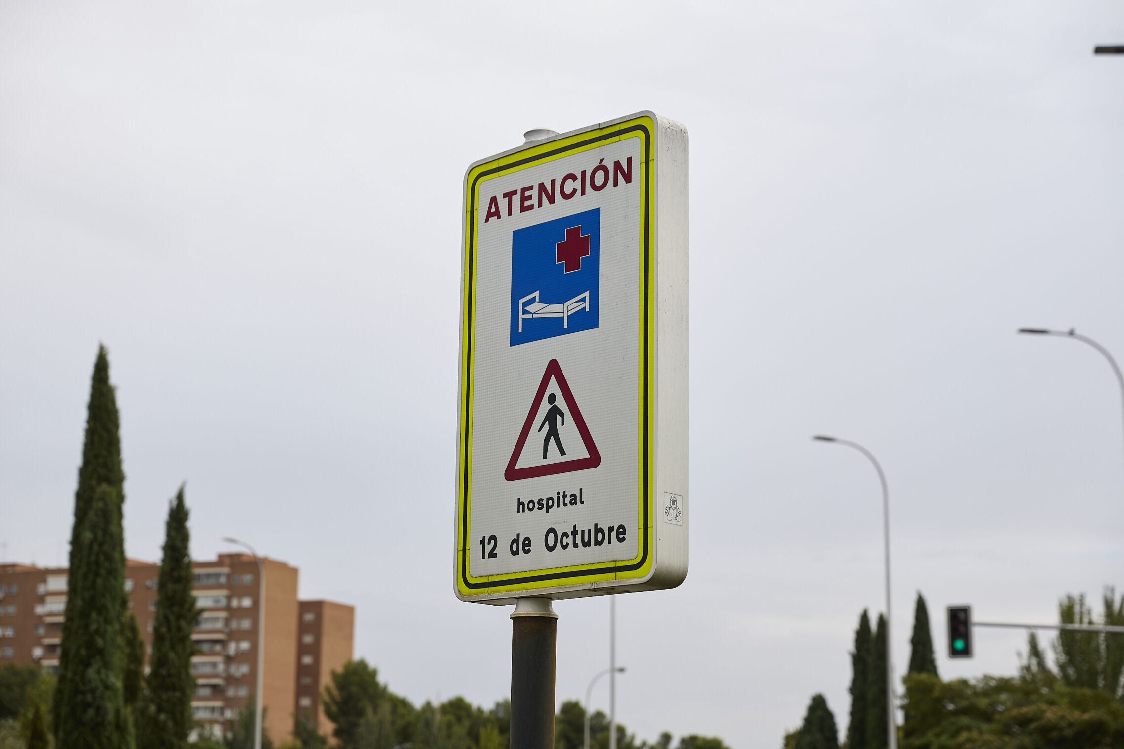 Foto: Un cartel indica la dirección en el Hospital Universitario 12 de Octubre. (Europa Press/Jesús Hellín)