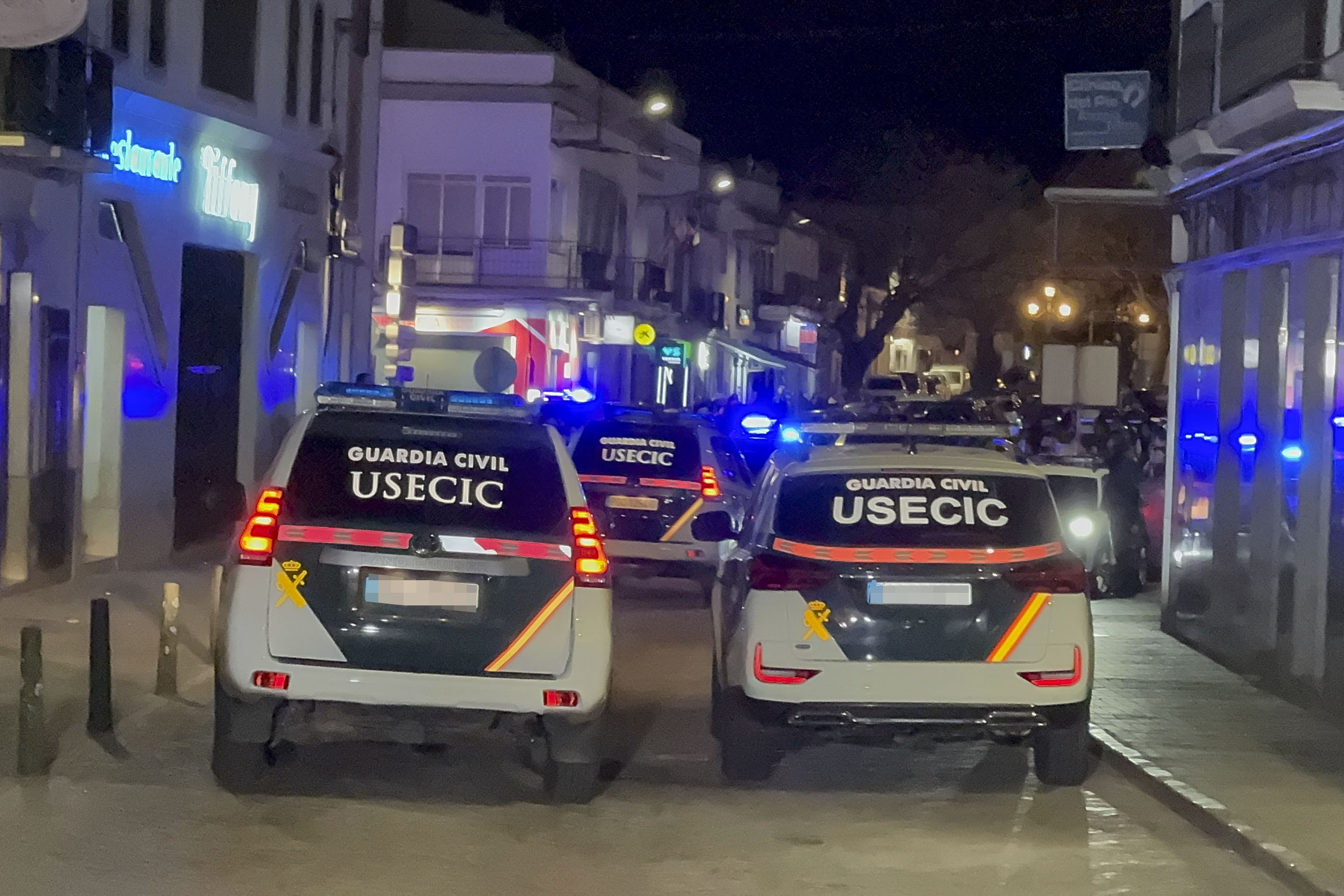 Vehículos de la Guardia Civil en los alrededores de los juzgados de la localidad extremeña de Villafranca de los Barros.
