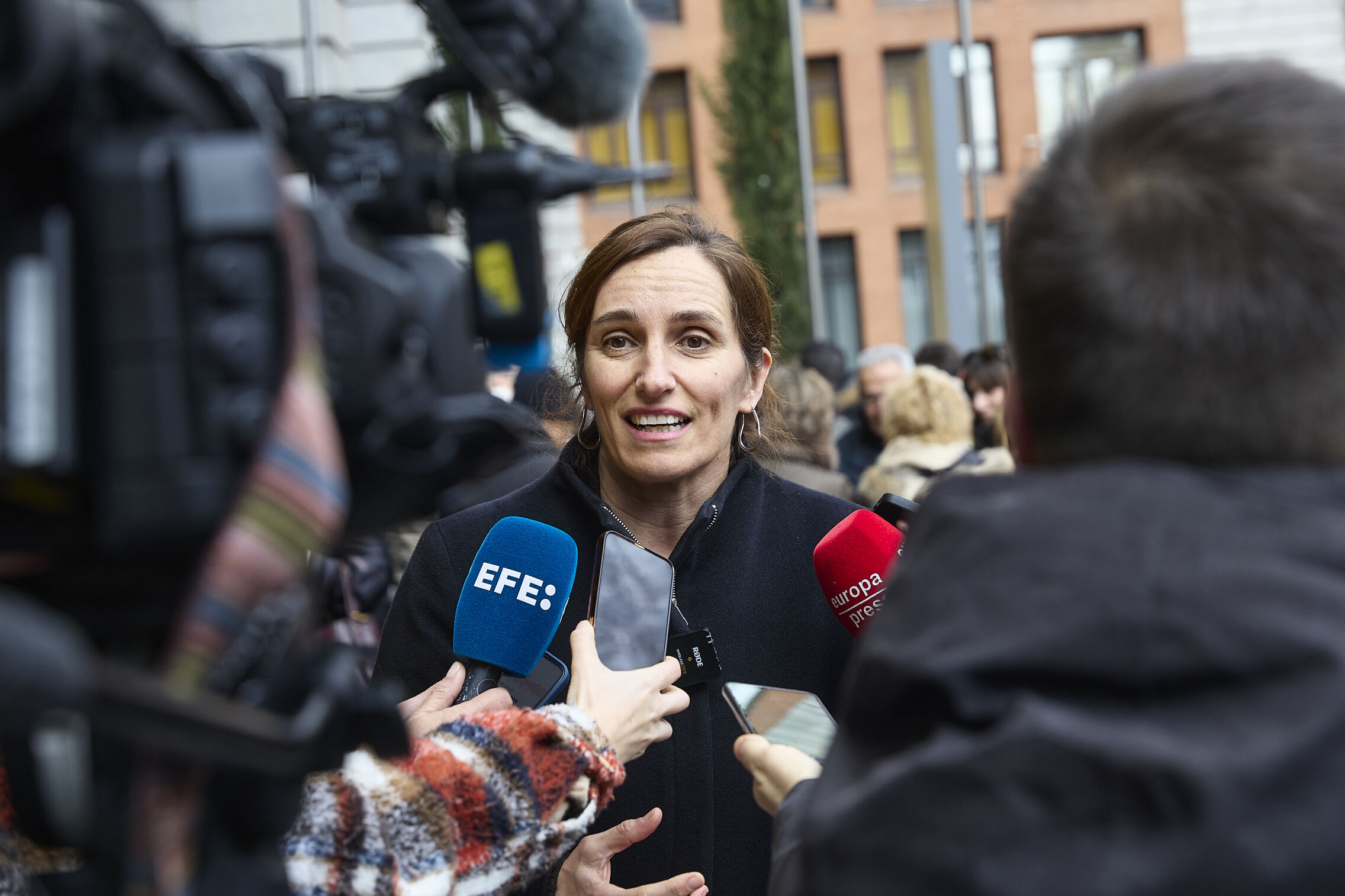 Foto: Mónica García atiende a los medios antes del inicio del MIR 2026. (Europa Press/Jesús Hellín)