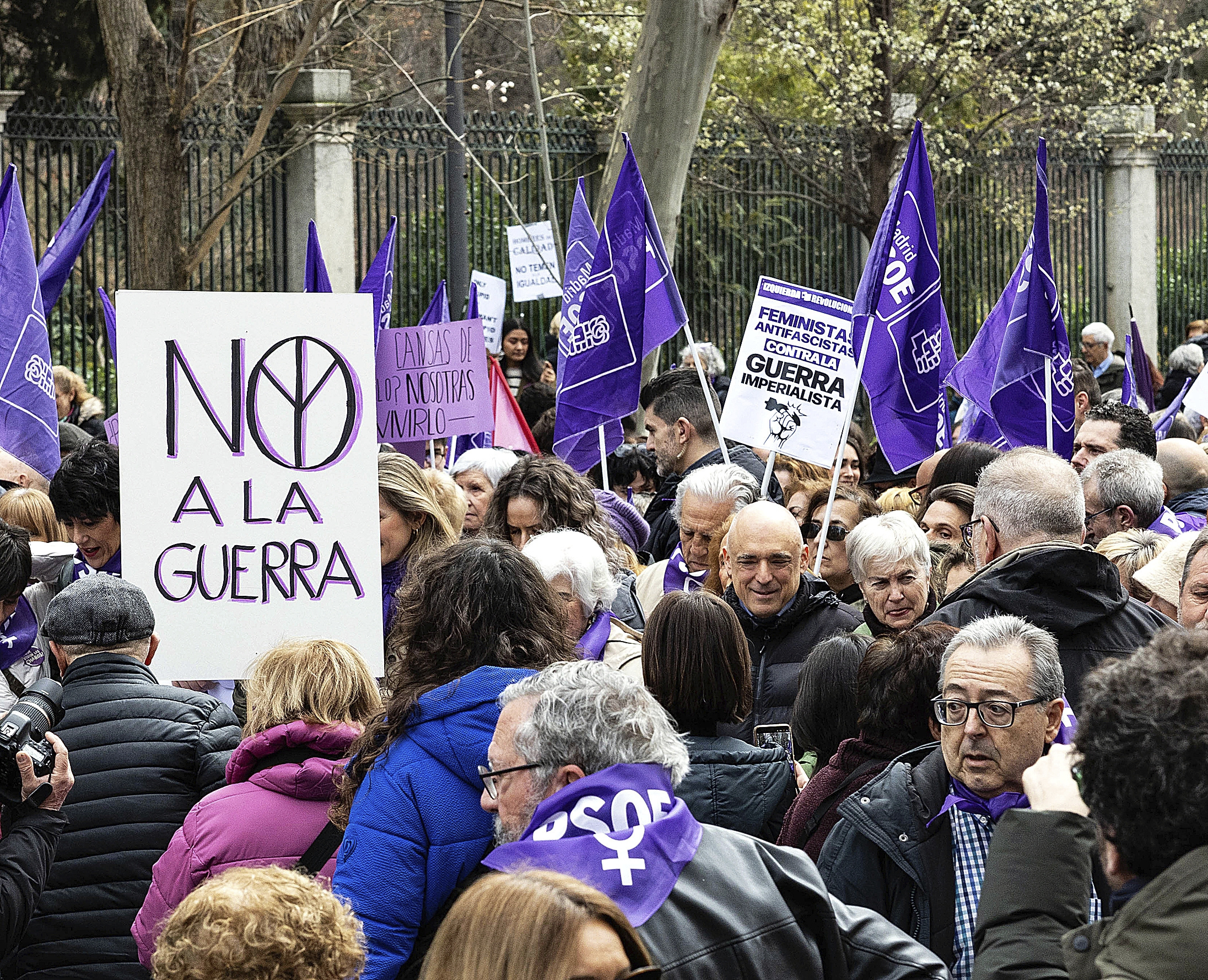 Carteles contra la guerra en el 8-M de Madrid.