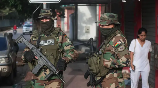 Agentes de la Fuerza Especial de Lucha contra el Narcotráfico de Bolivia en la captura del narcotraficante uruguayo Sebastián Marset en Santa Cruz de la Sierra, Bolivia, el 13 de marzo de 2026.