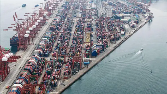Grúas pórtico y contenedores de envío en la terminal de contenedores de Chiwan en Shenzhen, China, el viernes 27 de febrero de 2026.