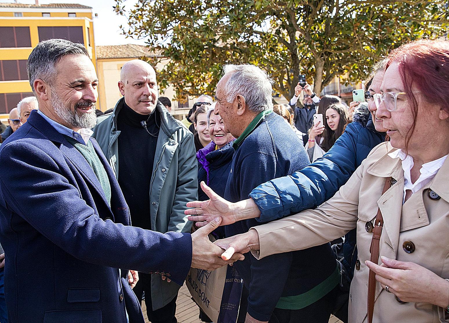 El líder de Vox, Santiago Abascal, durante su visita electoral, a la localidad soriana de Almazán.