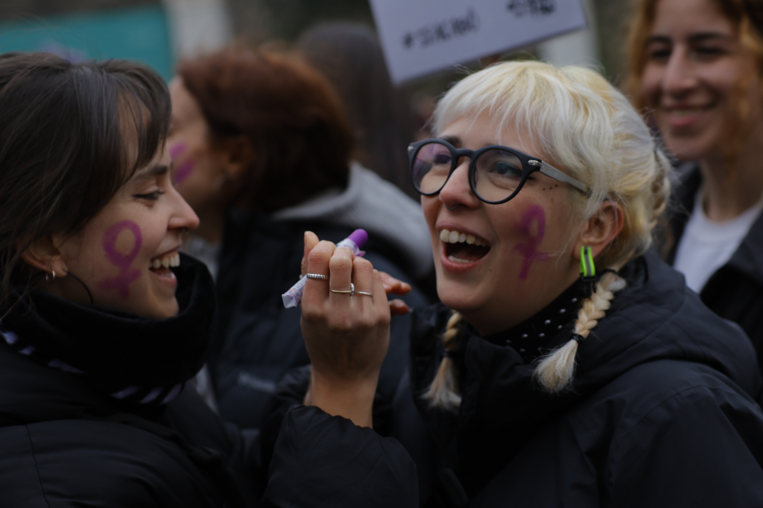 Dos mujeres jóvenes en la manifestación del 8-M 2025.