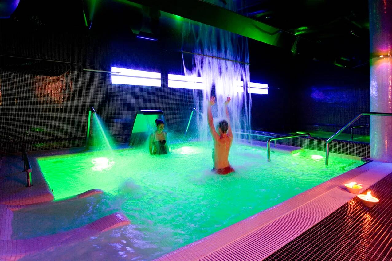 Foto: Spa de este hotel situado en Hoznayo con piscina termal, chorros de hidromasaje y cascadas de agua. (Google)