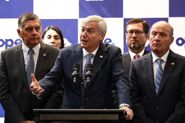 El presidente electo de Chile, José Antonio Kast, habla con la prensa tras el quiebre de la transición entre gobiernos. 