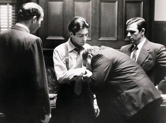 Clemenza le besa la mano a Michael Corleone, quien acaba de convertirse en El Padrino, hacia el final de la primera entrega de la galardonada saga de Francis Ford Coppola