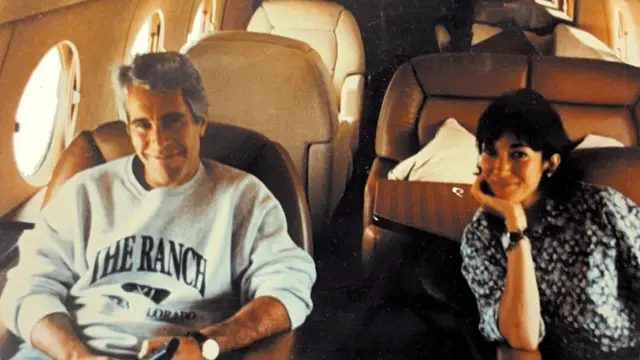 Jeffrey Epstein y Ghislaine Maxwell sentados a ambos lados del pasillo de lo que parece ser un pequeño avión privado