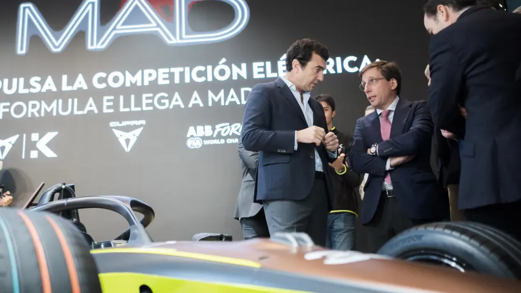 Alberto Longo, co-fundador de la Fórmula E, habla con José Luis Martínez-Almeida, alcalde de Madrid.