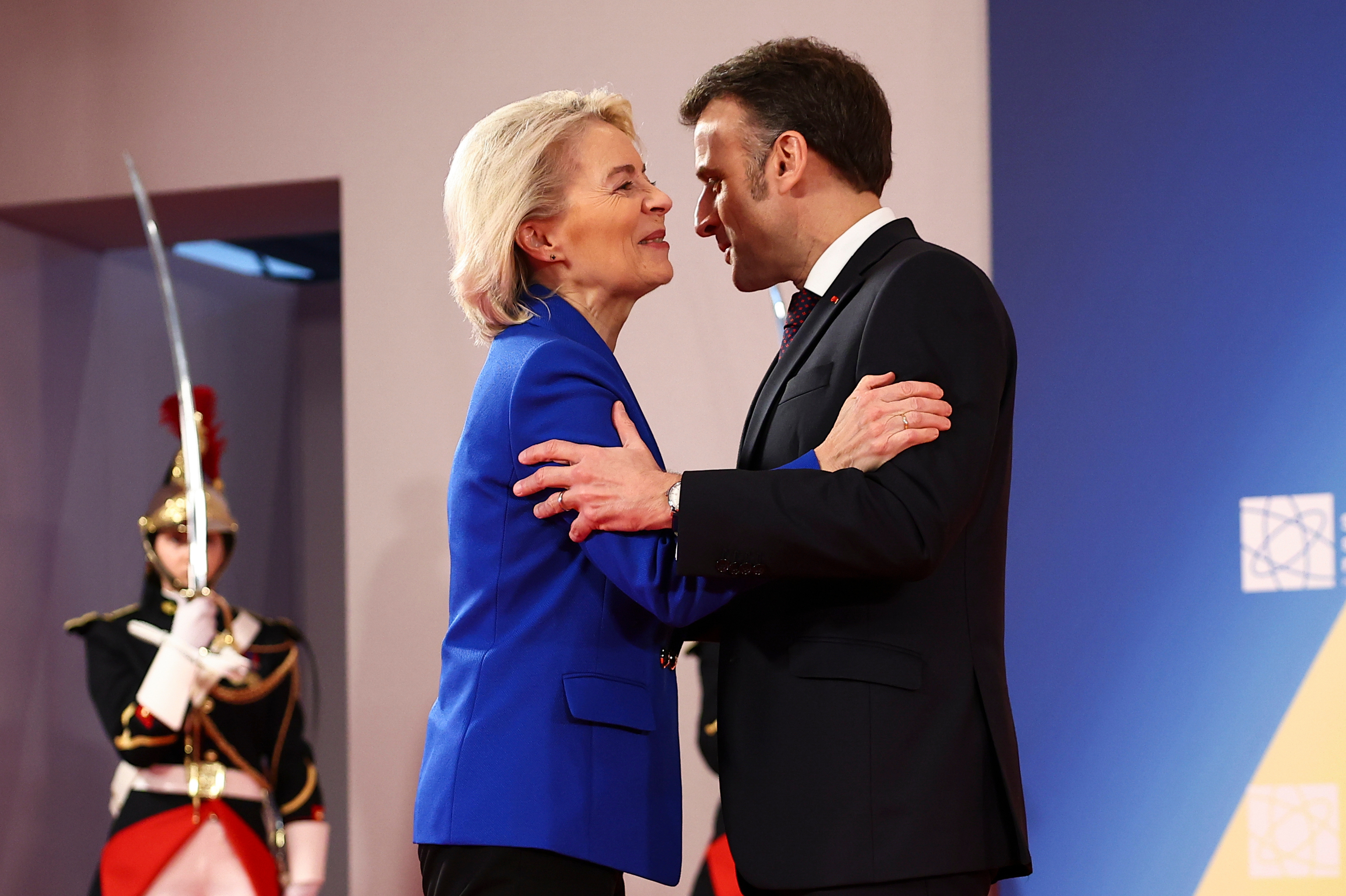 La presidenta de la Comisión, Ursula von der Leyen, y el presidente de Francia, Emmanuel Macron.