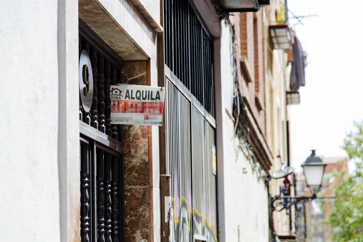 Un cartel anuncia el alquiler