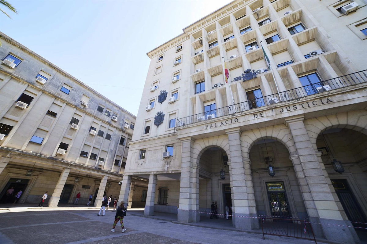 Detalle de la fachada principal de la Audiencia Provincial de Sevilla.(JOAQUIN CORCHERO / EUROPA PRESS)