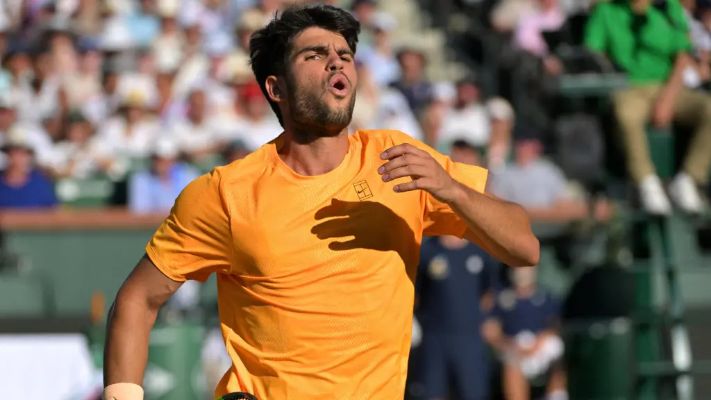 Carlos Alcaraz, durante su partido contra Daniil Medvedev, en las semifinales de Indian Wells.