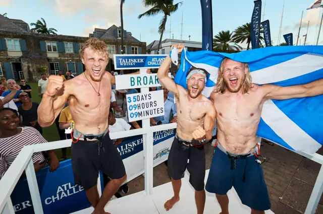 Los hermanos Maclean celebran su llegada a la isla de Antigua