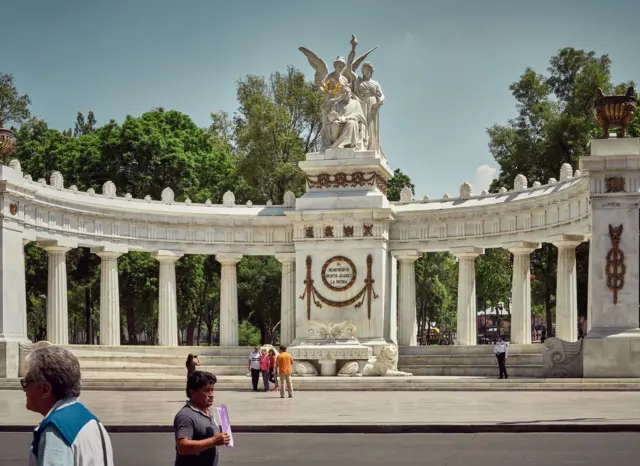 Personas en el Hemiciclo a Juárez de Ciudad de México