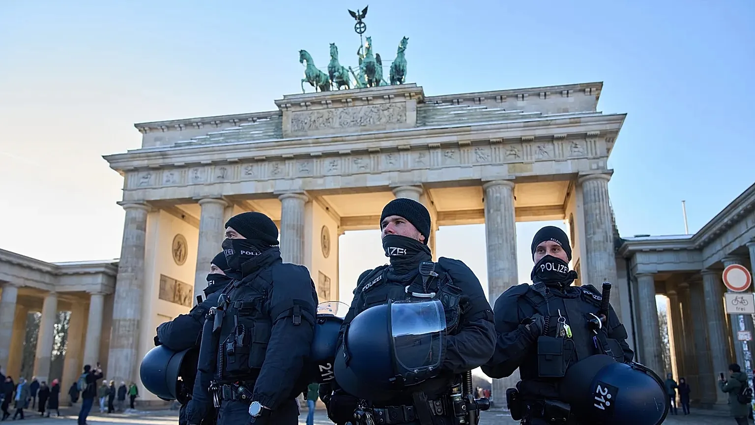 Police stand in front of the Brandenburg Gate in Berlin, 11 January, 2026