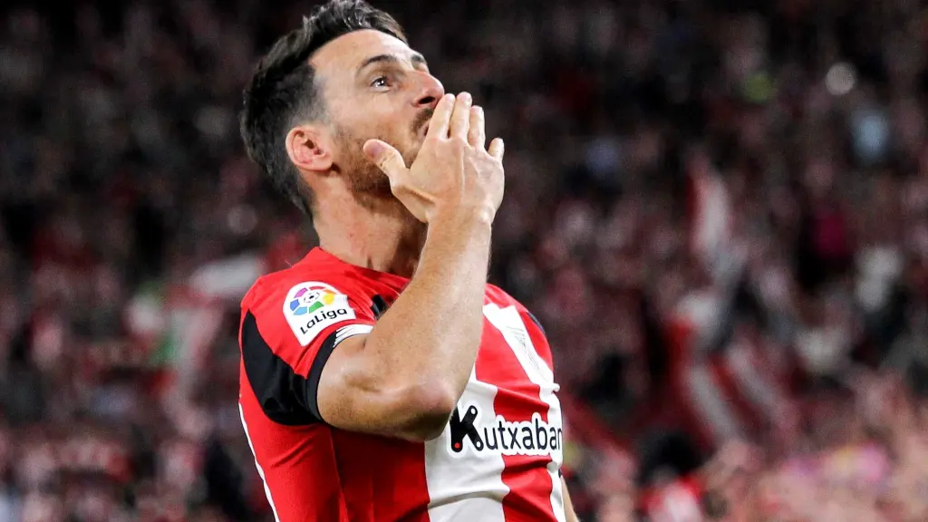Aduriz celebrando un gol durante su etapa como futbolista