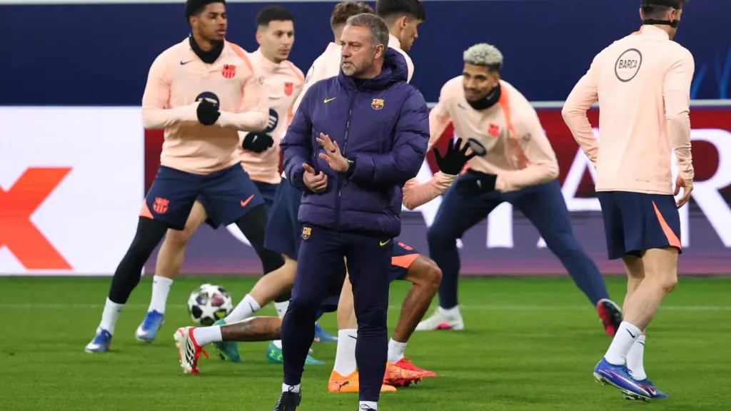 Hansi Flick dirige el entrenamiento del Barça previo al partido contra el Newcastle.