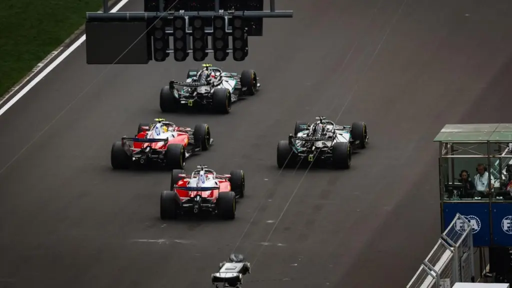 Los Mercedes y los Ferrari, durante el GP de China de Fórmula 1 2026